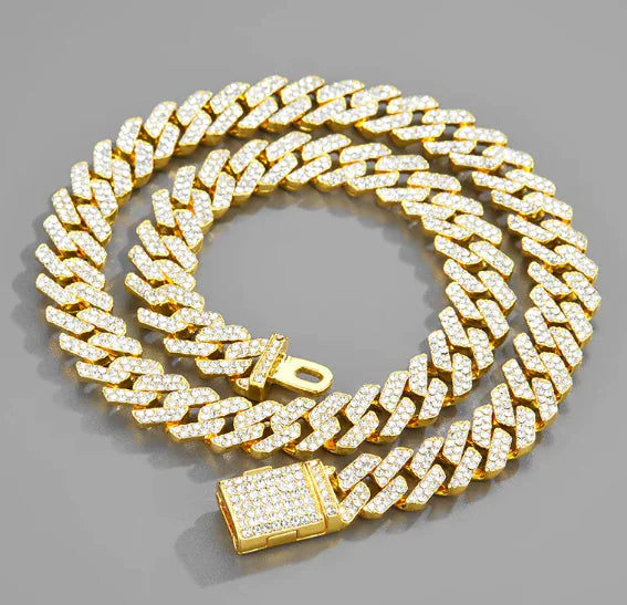 "Iced-Out Diamond Necklace – Bold & Fashion-Forward"