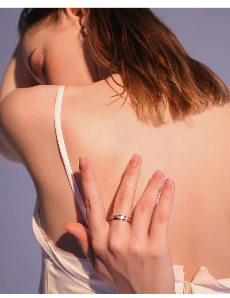 "18K Rose Gold Titanium Ring – Modern Elegance"