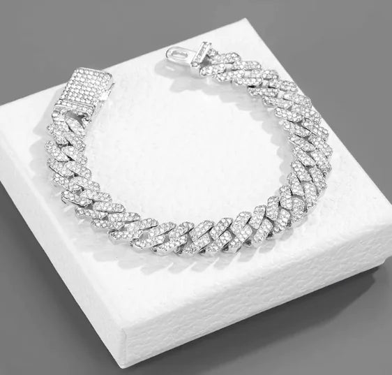 "Iced-Out Diamond Necklace – Bold & Fashion-Forward"