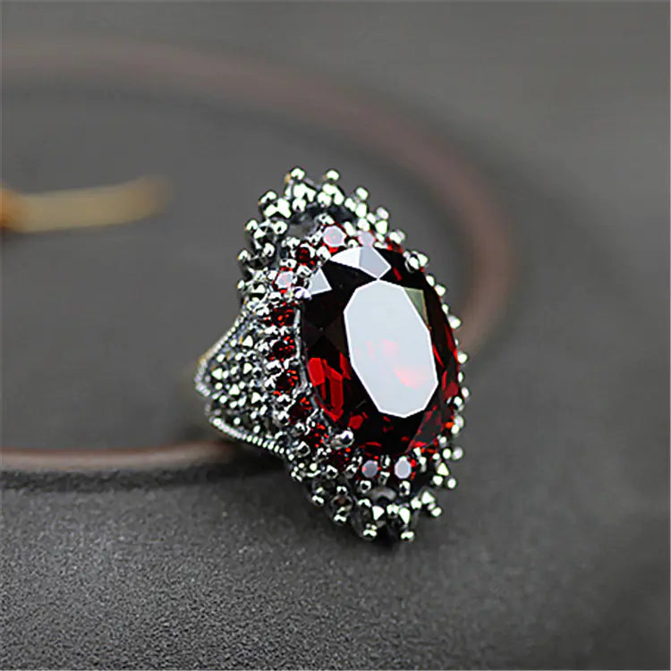 "Handcrafted Vintage Thai Silver Ring with Gemstone – Unique Design"