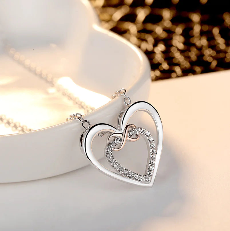 "Heart-Shaped Gemstone Necklace – Sophisticated Statement Jewelry"