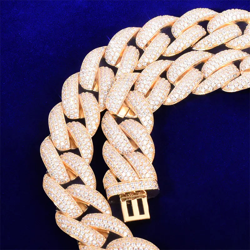 "Iced Cuban Link Necklace – Bold & Luxurious Statement Jewelry"