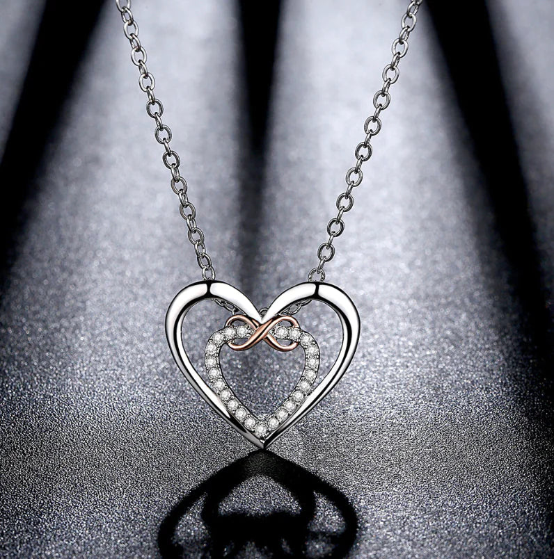"Heart-Shaped Gemstone Necklace – Sophisticated Statement Jewelry"
