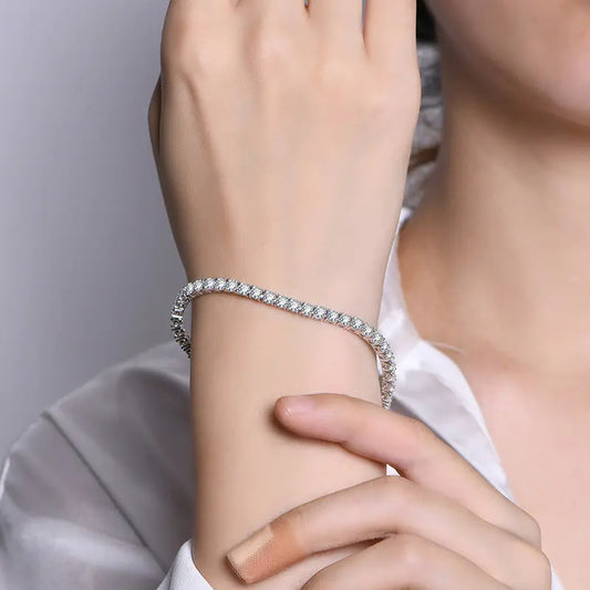 "Mozang Diamond Bracelet – Modern Elegance for Every Occasion"