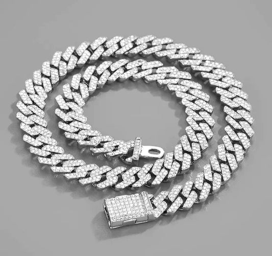 "Iced-Out Diamond Necklace – Bold & Fashion-Forward"