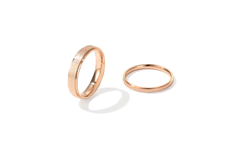 "18K Rose Gold Titanium Ring – Modern Elegance"