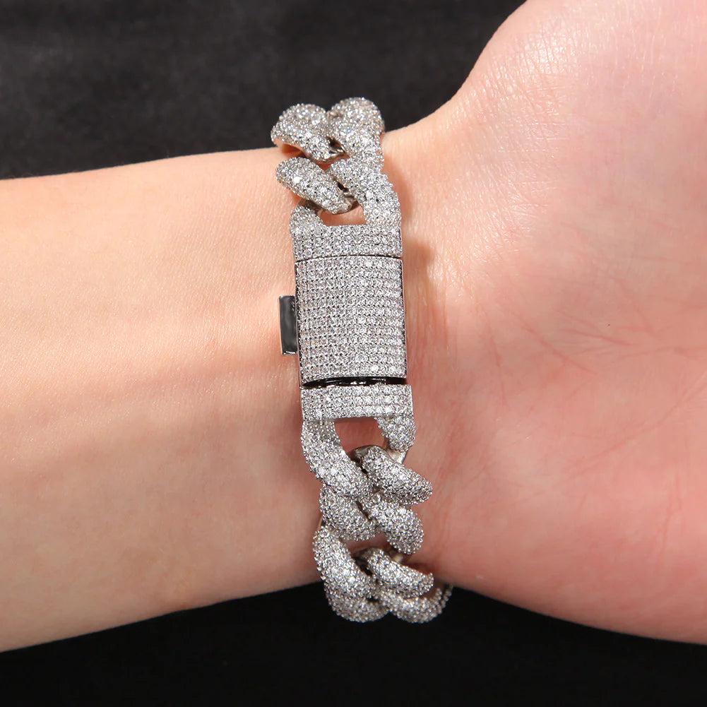 "Diamond Flex Bracelet – Sparkling Statement Jewelry"