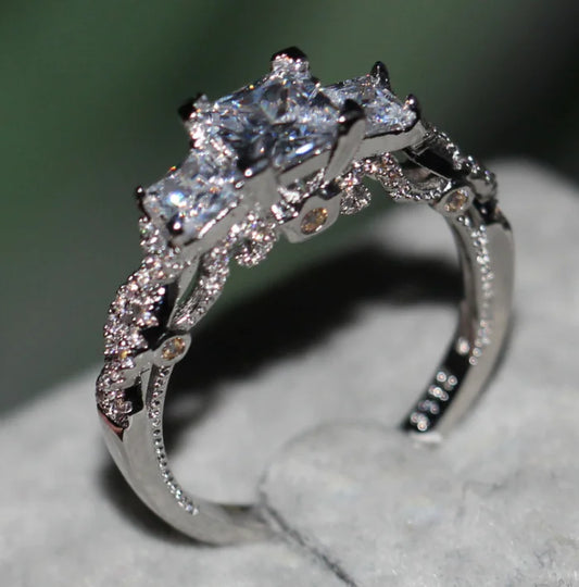 "Luxury Geometric Diamond Ring – Perfect for Special Occasions"