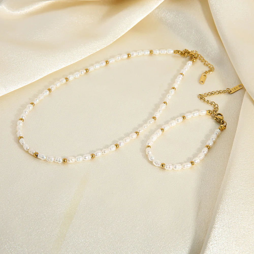 "Luxury Freshwater Pearl Clavicle Necklace – Sophisticated & Delicate"